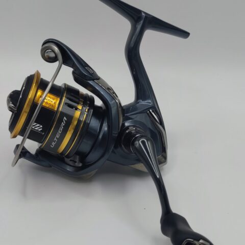 El Shimano Ultegra 2500SHG es un carrete de la serie Ultegra, que es muy popular entre los pescadores de agua dulce y salada debido a su durabilidad, suavidad y precisión. Este modelo en particular pertenece a la categoría de carretes de tamaño 2500 y con una relación de engranaje SHG (Super High Gear), lo que le permite una recuperación rápida.