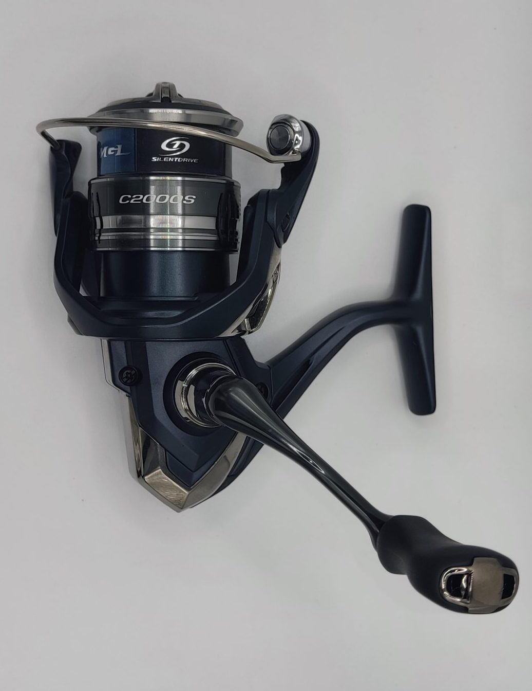 El Shimano Miravel C2000S es un carrete de spinning altamente eficiente, con una construcción ligera y duradera. Ofrece tecnologías avanzadas como el MGL Rotor y el Hagane Gear, que lo convierten en una excelente opción para pescadores que buscan un equipo de alto rendimiento sin necesidad de invertir en modelos de gama más alta. Es ideal para quienes buscan una pesca suave, precisa y con un carrete que pueda soportar largas jornadas sin fatigarse.