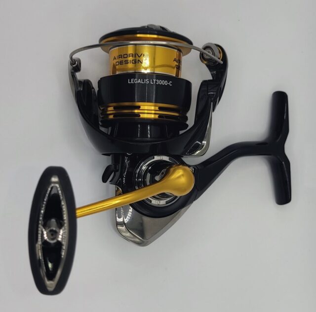 El Shimano Legalis LT3000-C es un carrete de spinning de gama media, ligero y resistente, ideal para pescadores que buscan rendimiento y durabilidad 